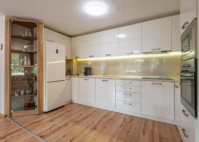 Location 3 Bedroom Next To The *