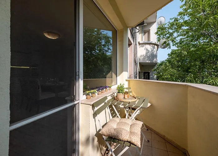 Location 3 Bedroom Next To The