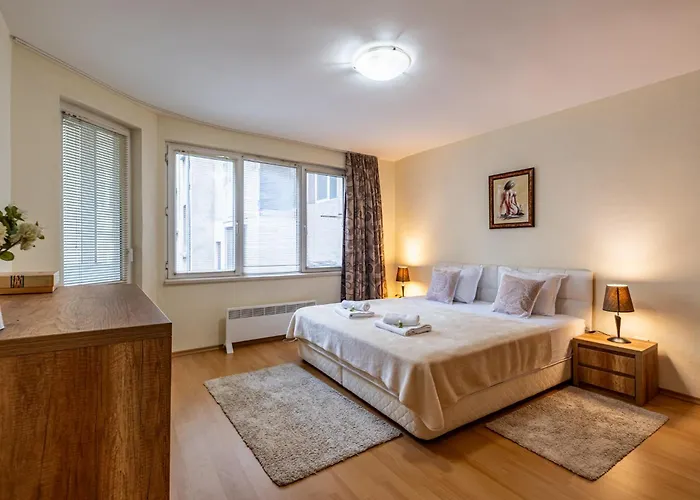 Location 3 Bedroom Next To The Варна