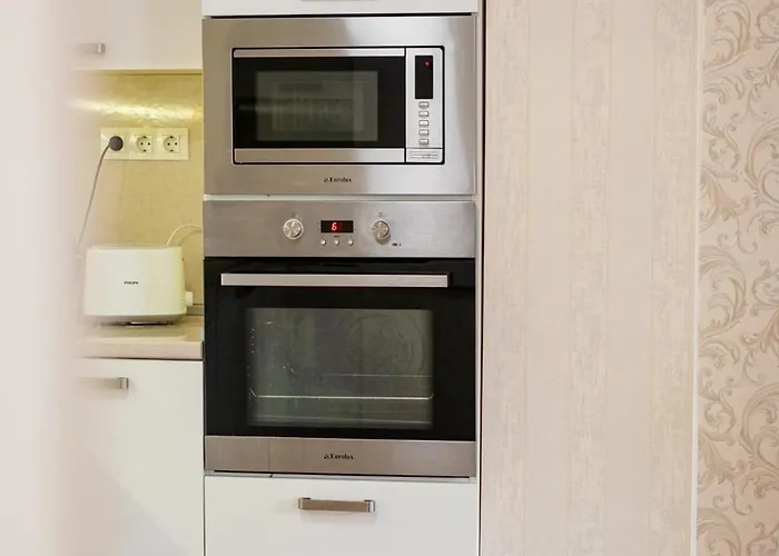 Location 3 Bedroom Next To The *