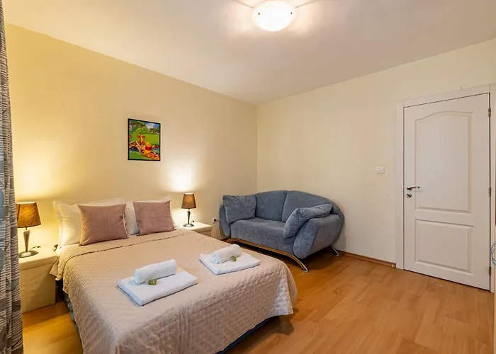 Location 3 Bedroom Next To The Varna