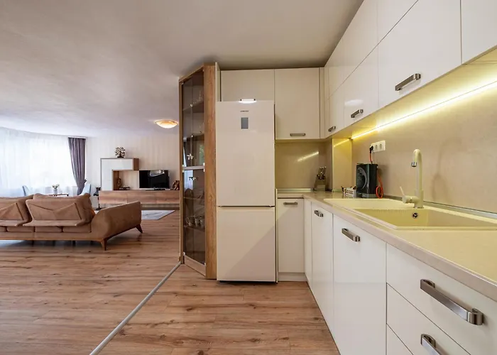 Апартаменты Location 3 Bedroom Next To The Варна