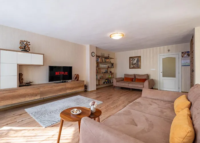 Location 3 Bedroom Next To The *