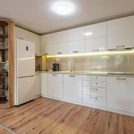 Location 3 Bedroom Next To The *