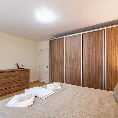 Location 3 Bedroom Next To The Варна