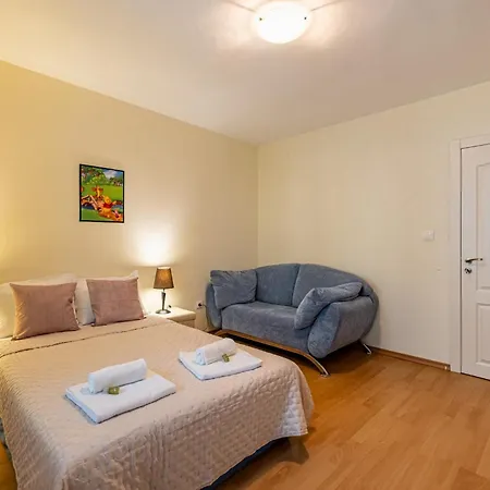 Location 3 Bedroom Next To The Варна