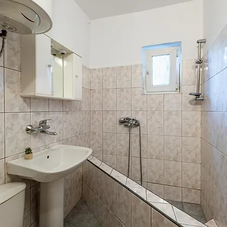 Location 3 Bedroom Next To The Apartment Warna