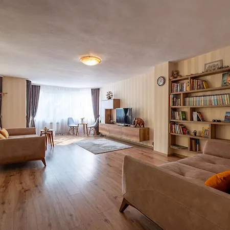 Location 3 Bedroom Next To The Варна