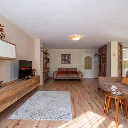 Location 3 Bedroom Next To The Apartment Warna