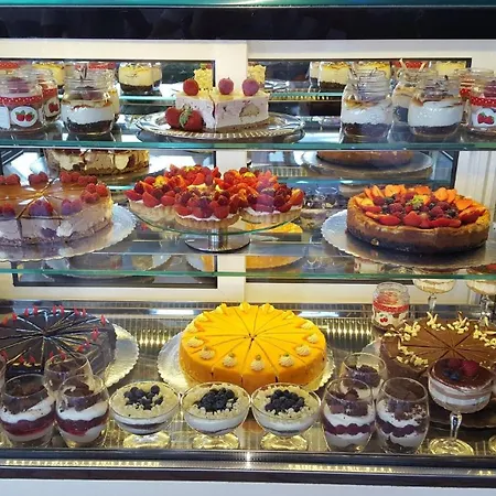 Location 3 Bedroom Next To The Апартаменты