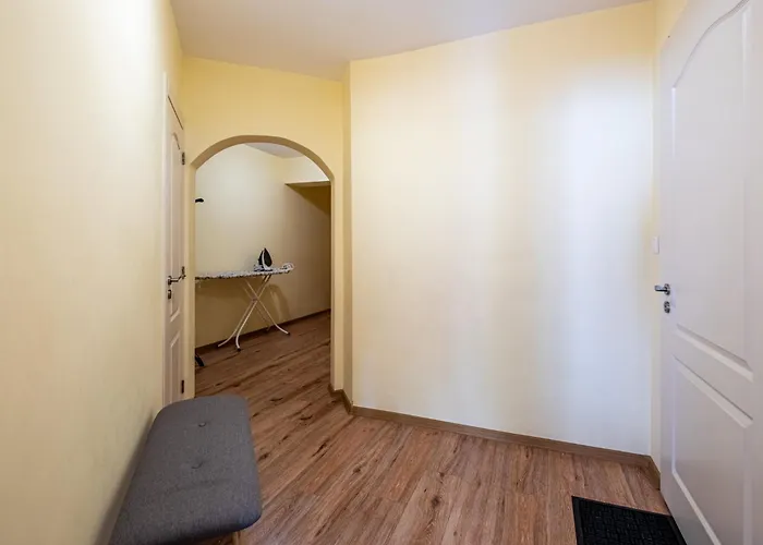 Location 3 Bedroom Next To The Apartment *