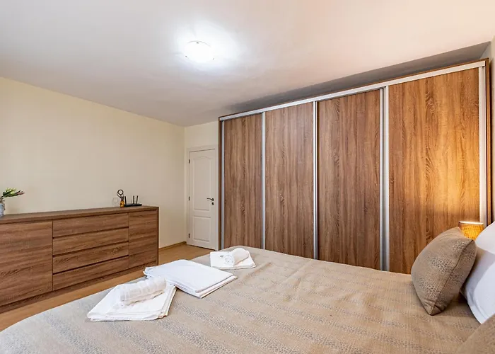 Location 3 Bedroom Next To The Varna