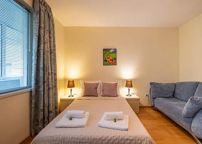 Location 3 Bedroom Next To The *