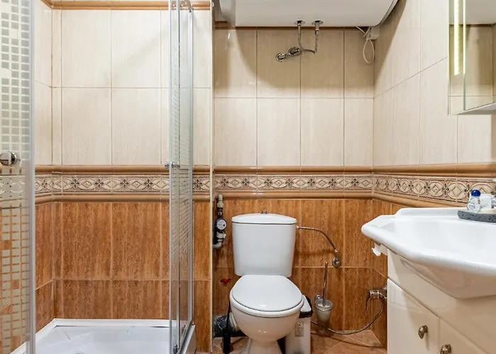 Location 3 Bedroom Next To The *